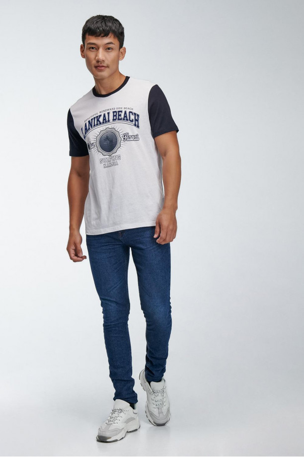 Camiseta básica manga corta con mangas y cuello en contraste.