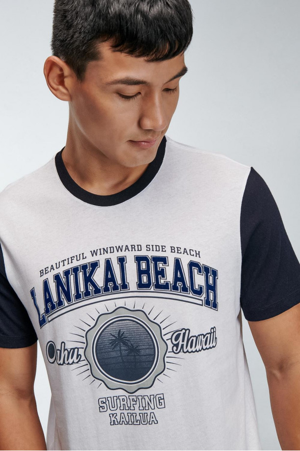 Camiseta básica manga corta con mangas y cuello en contraste.