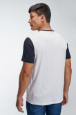 Camiseta básica manga corta con mangas y cuello en contraste.