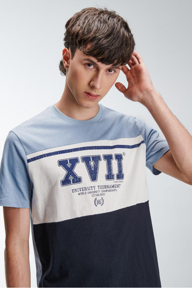 Camiseta masculina, con cortes sobre el delantero y estampado en corte central  manga corta
