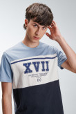 Camiseta masculina, con cortes sobre el delantero y estampado en corte central  manga corta