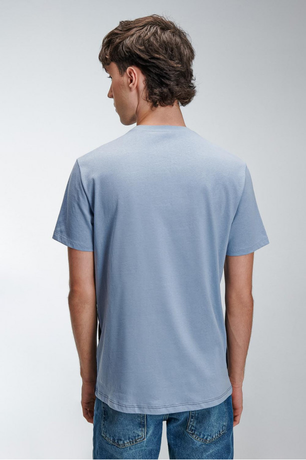 Camiseta masculina, con cortes sobre el delantero y estampado en corte central  manga corta