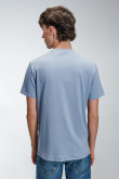 Camiseta masculina, con cortes sobre el delantero y estampado en corte central  manga corta