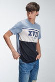 Camiseta masculina, con cortes sobre el delantero y estampado en corte central  manga corta