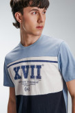Camiseta masculina, con cortes sobre el delantero y estampado en corte central  manga corta