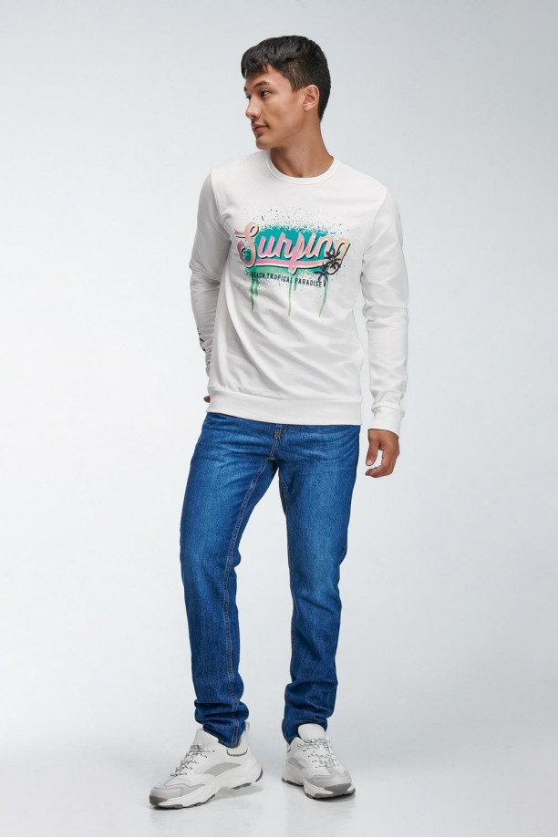 Buzo cuello redondo estampado.