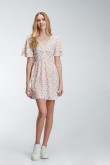 Vestido escotado tipo V, manga amplia con vuelo y espalda con encauchado.