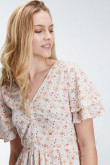 Vestido escotado tipo V, manga amplia con vuelo y espalda con encauchado.