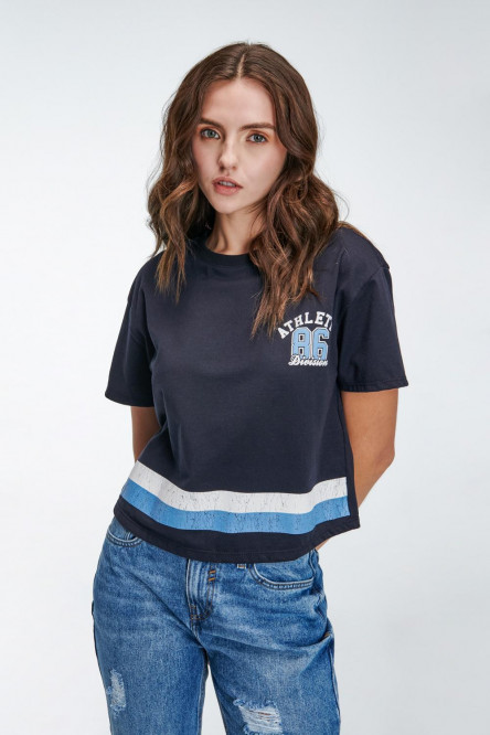 Camiseta manga corta con estampado en frente.