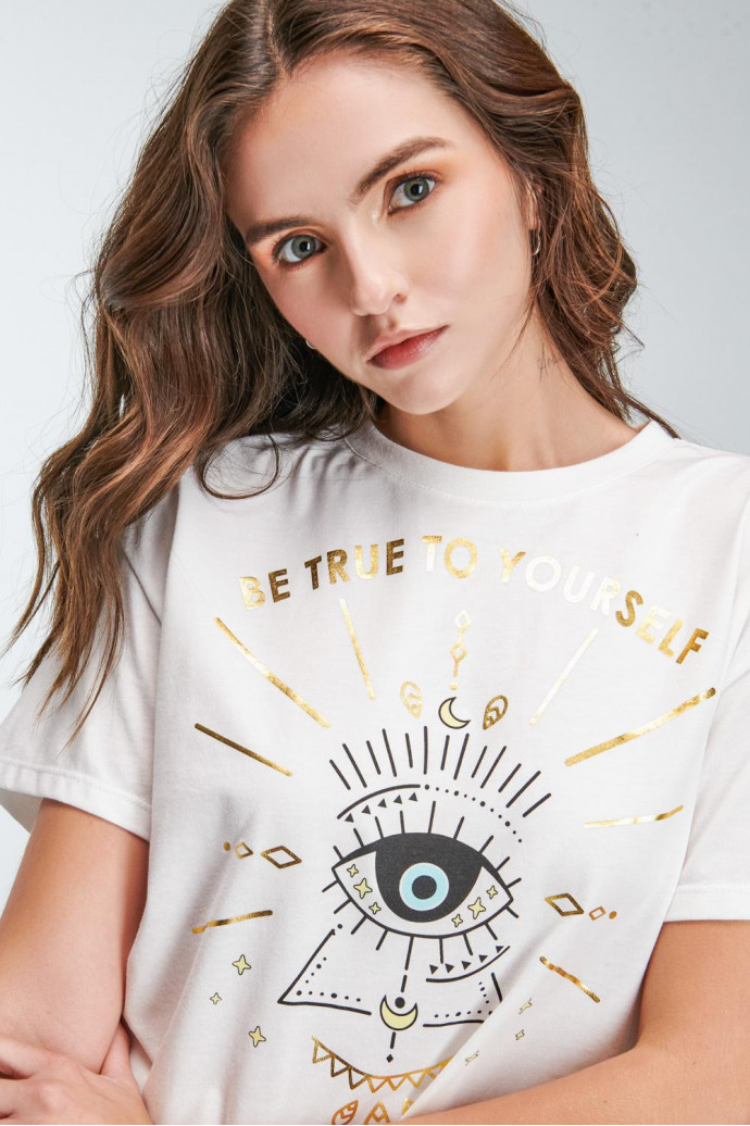 Camiseta manga corta con estampado en frente.