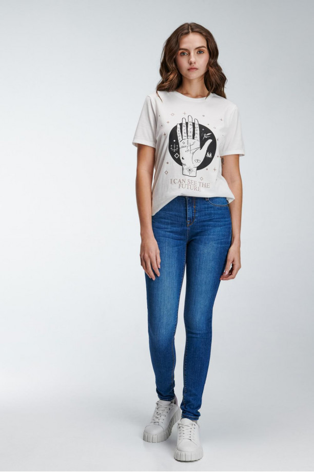 Camiseta manga corta con estampado en frente.