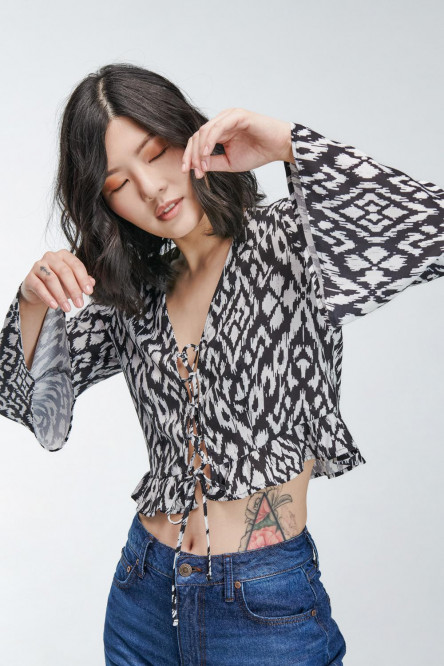 Blusa con gola inferior, manga acampanada