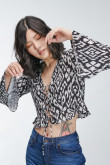 Blusa con gola inferior, manga acampanada