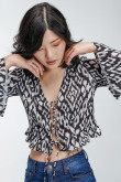 Blusa con gola inferior, manga acampanada