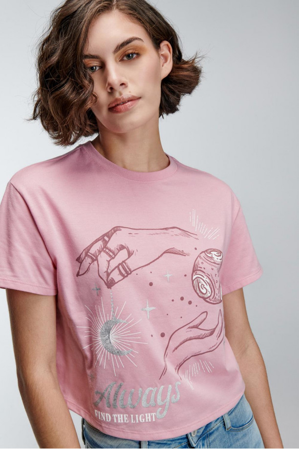Camiseta manga corta con estampado en frente.