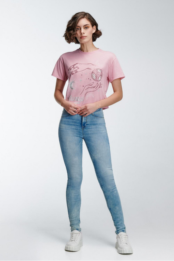 Camiseta manga corta con estampado en frente.