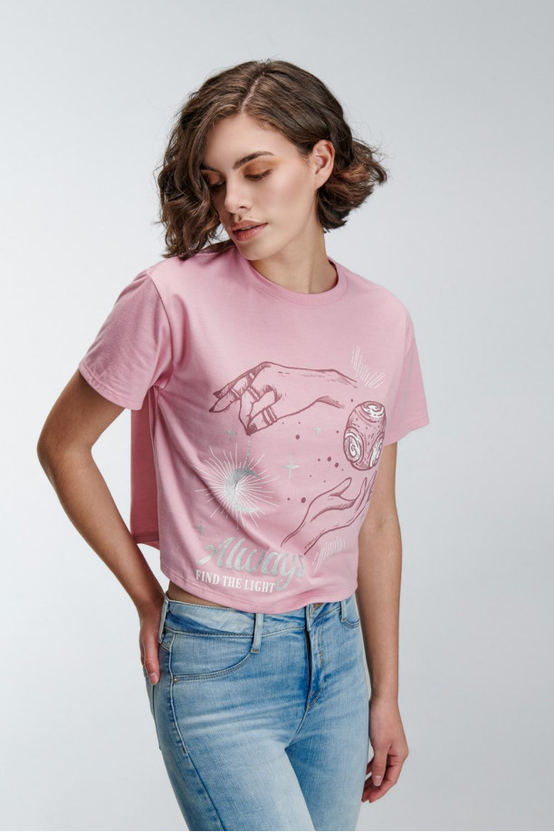 Camiseta manga corta con estampado en frente.