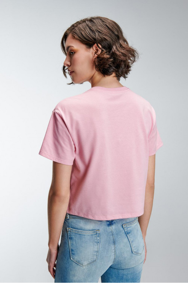 Camiseta manga corta con estampado en frente.