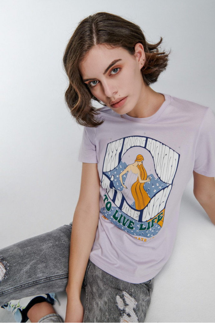 Camiseta manga corta con estampado en frente.