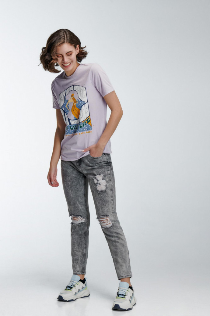 Camiseta manga corta con estampado en frente.