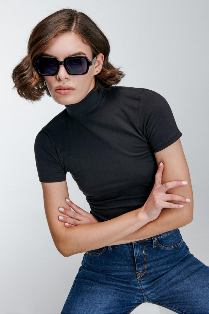 Camiseta básica, con cuello alto y manga corta.