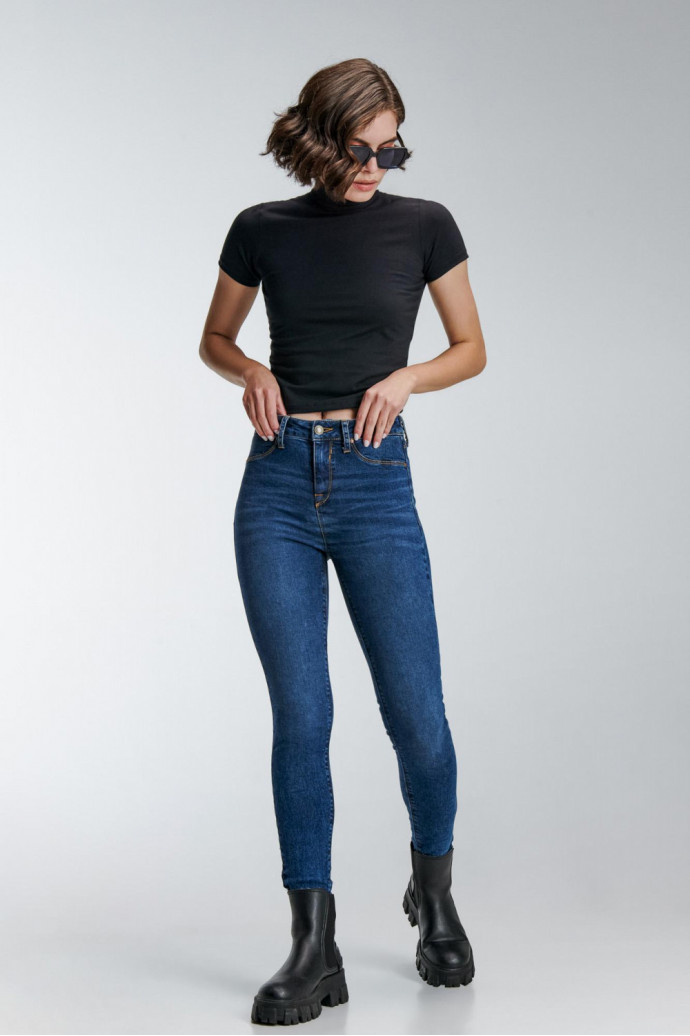 Camiseta básica, con cuello alto y manga corta.