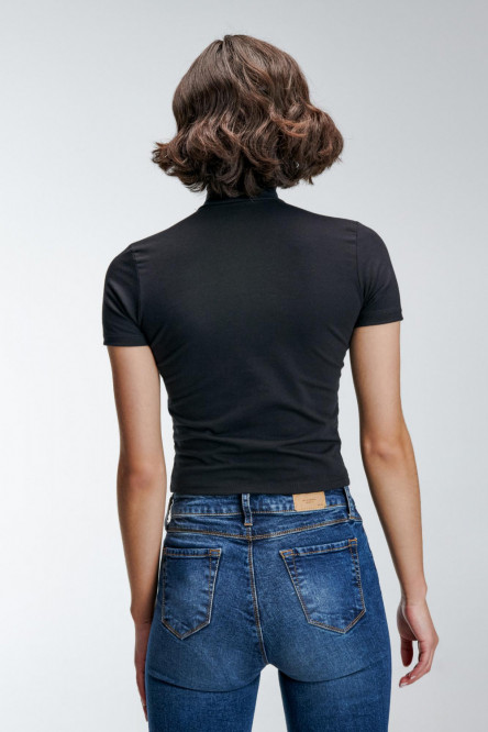 Camiseta básica, con cuello alto y manga corta.