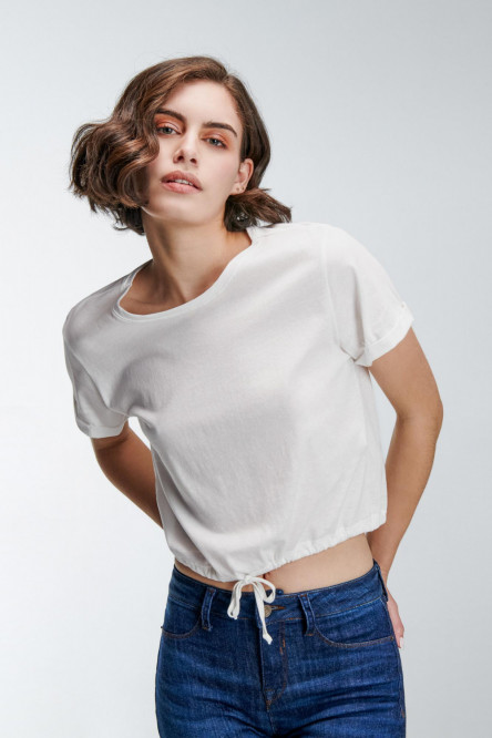 Camiseta manga corta unicolor con cordón en bajo para anudar.