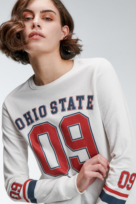 Buzo cuello redondo estampado college.