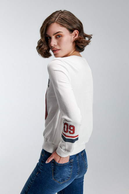 Buzo cuello redondo estampado college.