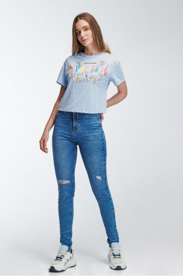 Camiseta manga corta, con estampado en frente.