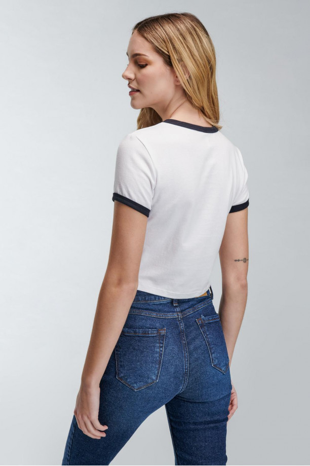 Camiseta estampada, con cuello y puños en contraste, manga corta.
