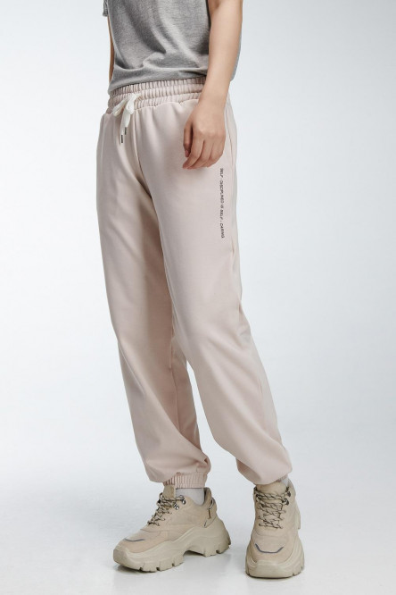 Jogger estampado, con bolsillos y silueta medio amplia.