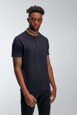 Camiseta Polo unicolor con cuello y pechera estampada.