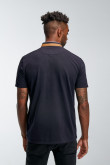 Camiseta Polo unicolor con cuello y pechera estampada.