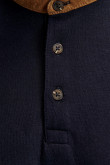 Camiseta Polo unicolor con cuello y pechera estampada.