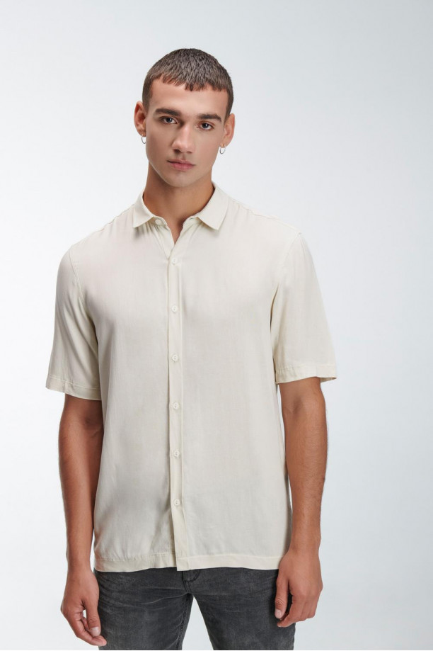 CAMISA COLOR SOLIDO CON TELA FLUIDA, MANGA CORTA, CUELLO SPORT COLLAR.