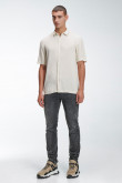 CAMISA COLOR SOLIDO CON TELA FLUIDA, MANGA CORTA, CUELLO SPORT COLLAR.
