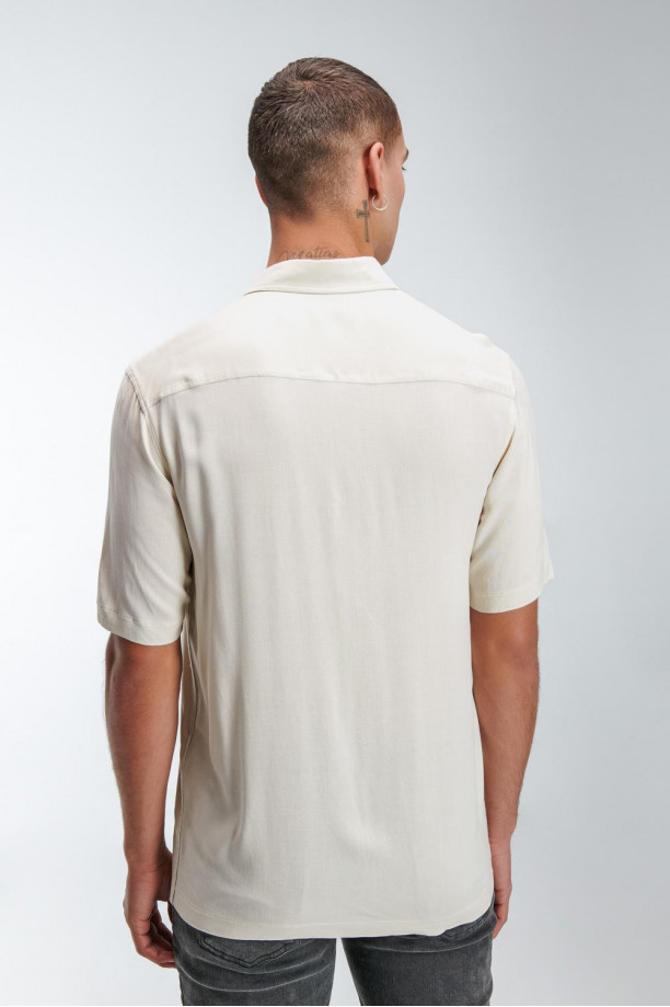 CAMISA COLOR SOLIDO CON TELA FLUIDA, MANGA CORTA, CUELLO SPORT COLLAR.
