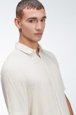 CAMISA COLOR SOLIDO CON TELA FLUIDA, MANGA CORTA, CUELLO SPORT COLLAR.