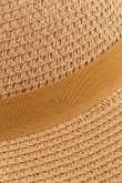 Sombrero con lazo decorativo