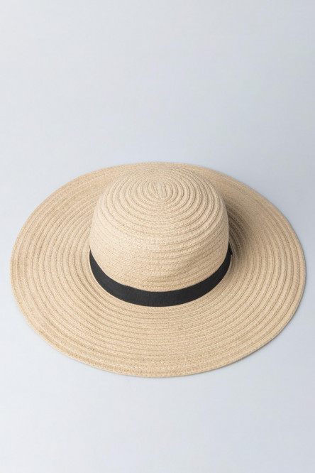 Sombrero con cinta decorativa