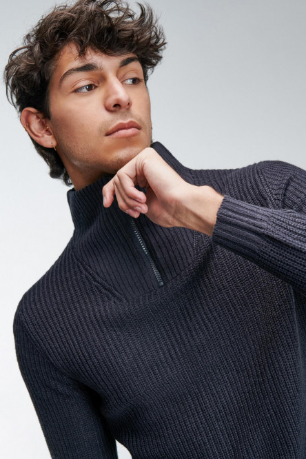 Suéter cuello alto unicolor
