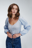 Blusa unicolor de silueta ajustada en tela liviana con recogido en cabeza de manga y encauchado en manga.