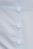 Blusa unicolor de silueta ajustada en tela liviana con recogido en cabeza de manga y encauchado en manga.