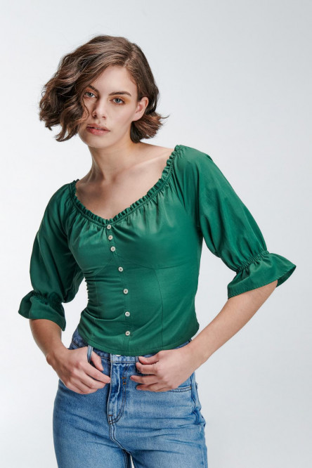 Blusa elástico en frente, de escote amplio con encauchado en espalda.