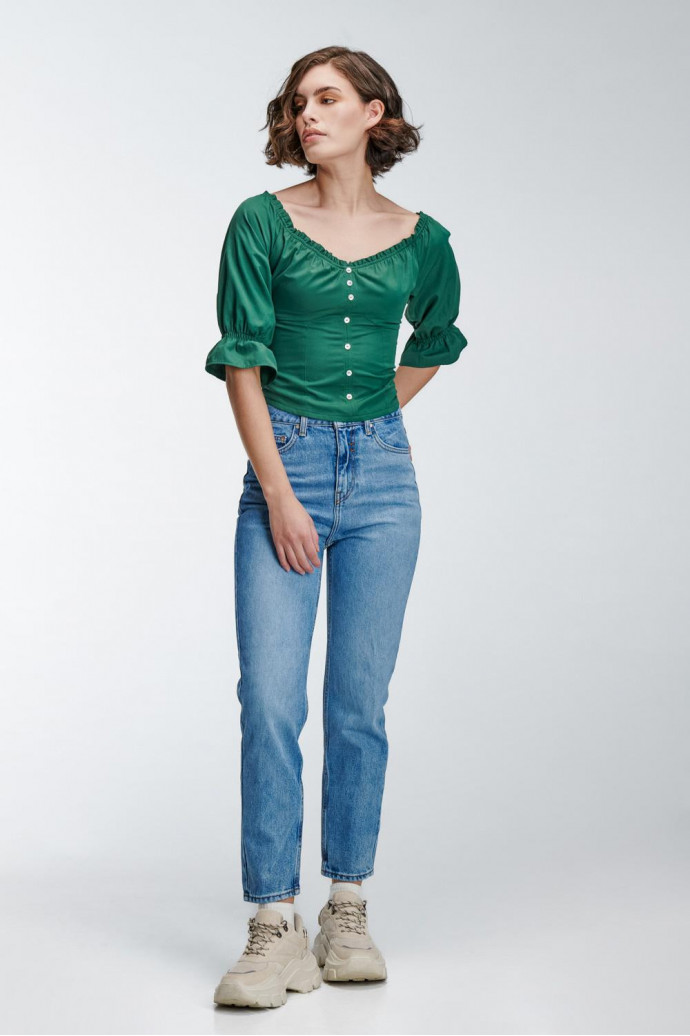 Blusa elástico en frente, de escote amplio con encauchado en espalda.