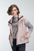Chaqueta liviana con capota y reflectivos
