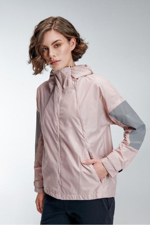 Chaqueta liviana con capota y reflectivos