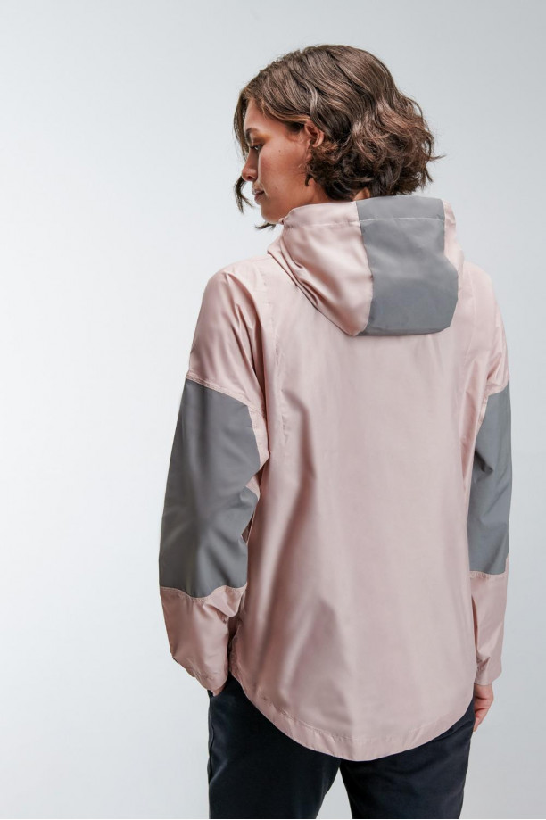 Chaqueta liviana con capota y reflectivos